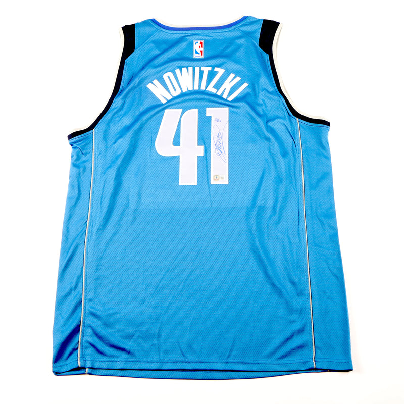 Dirk Nowitzki Signed autographed Jersey Dallas Mavericks HOF Beckett COA