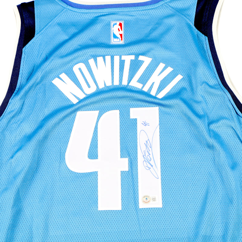 Dirk Nowitzki Signed autographed Jersey Dallas Mavericks HOF Beckett COA